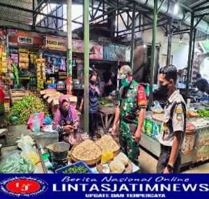 Babinsa Danukusuman Komsos sambil PPKM  Dengan Pedagang  Pasar Hardjodaksino
