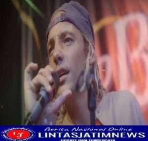 Bule Asal Italia Antonino Salerno Rilis Lagu Minang