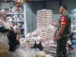 Pantau Harga, Babinsa Komsos Dengan Pedagang Pasar Tradisional