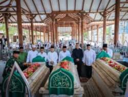 Hormati para pendahulu, Gus yani dan Bu min bersama jajaran OPD gresik ziarahi makam para Auliya