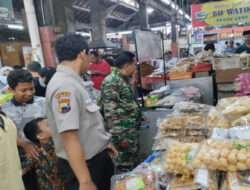 Jelang Bulan Suci Ramadhan, Babinsa Koramil 04/Jebres Turun Ke Pasar Tradisional Cek Harga Sembako