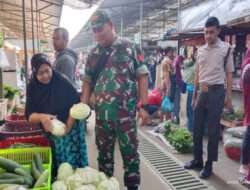 Terjun Langsung Ke Pasar Tradisional, Babinsa Pajang Cek Harga Sembako Jelang Lebaran