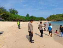 Demi Kenyamanan, Babinsa Koramil 0801/12 Pringkuku Lakukan Pengamanan di Pantai Watu Karung
