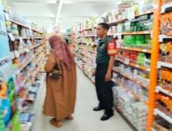 Pastikan Kestabilan Harga Sembako, Babinsa Sriwedari Turun Ke Swalayan Sami Luwes