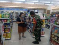 Antisipasi Lonjakan Harga Sembako Babinsa Purwosari Kontrol Ketersediaan Sembako di Indomaret Plus