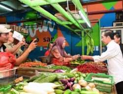 Presiden Jokowi Meninjau Harga Komoditas Pangan di Pasar Jatinegara