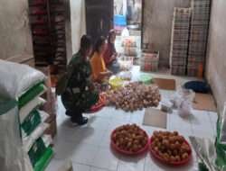 Tingkatkan Perekonomian Wilayah, Babinsa Banyuanyar Dampingi Pelaku UMKM
