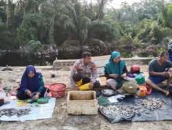 Mantap Jenderal, Bhabinkamtibmas Buluh Cina Polsek Siak Hulu Terus Beri Edukasi Cooling System Pemilu Damai