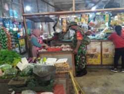 Anjangsana Ke Pasar Tradisional Kandang Sapi Mojosongo, Babinsa Ingatkan Pedagang Tetap Jaga Kebersihan
