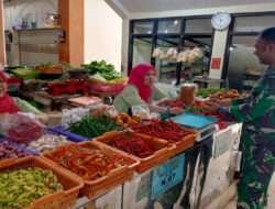 Jelang Lebaran,Babinsa Purwodiningratan Pantau Harga Sembako di Pasar Tradisional