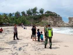 Demi Keselamatan, Anggota Koramil 0801/11 Donorojo Perketat Pengamanan di Pantai Klayar