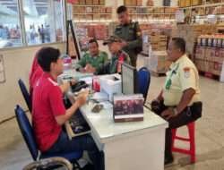 Babinsa Tipes Cek Harga sembako di Pasar Modern Lotte Mart