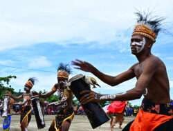 Berbagi Kebahagiaan, Dankodiklatal Hadiri Gelar Karya Bakti TNI AL di Raja Ampat