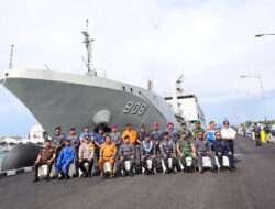 Dansatdik-3 Hadiri Penyambutan KRI Balongan-908 di Dermaga Lantamal XIV Sorong