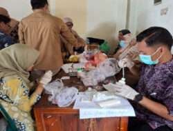 Sidak Jelang Tahun Baru, Babinsa Danukusuman dan Tim Gabungan Temukan Makanan Kedaluwarsa di Pasar Harjodaksino