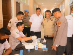 Pastikan Personel Bebas Narkoba, Polres Gresik Gelar Sidak Tes Urine usai Apel Pagi