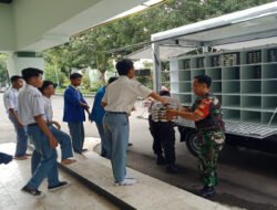 Sukseskan Program Makan Bergizi Gratis, Babinsa Kepatihan Wetan Bantu Pendistribusian di Sekolah
