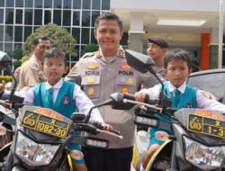 Polres Gresik Ramah Anak, Kapolres Gresik Kenalkan Anak TK naik kendaraan dinas dan keliling Polres