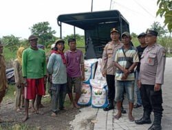 Polsek Cerme Dukung Ketahanan Pangan dengan bantu permudah Distribusi Bantuan Pupuk kepada Petani