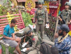Tim Medis Satgas Ops Damai Cartenz Berikan Pelayanan Kesehatan bagi Warga Puncak Jaya