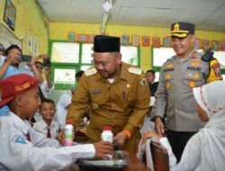 Kapolres Gresik dan Bupati Gresik Bagikan Makan Bergizi Gratis di SDN-71 Cerme