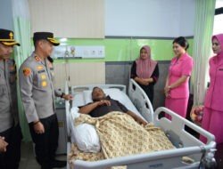 Peduli Sesama, Kapolres Gresik Bersama Ketua Bhayangkari Cabang Gresik Jenguk Anggota Sakit Aiptu Setyo Budi
