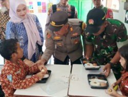 Dukung Program Presiden, Polres Gresik Gelar Makan Bergizi Gratis di UPT SDN 229 Menganti Gresik