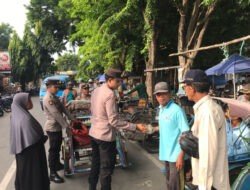 Berbagi Kebahagiaan, Kapolsek Sidayu Naik Becak Bagikan Nasi Bungkus Gratis