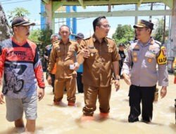 Kapolres Gresik Bersinergi Dengan Forkopimda Kunjungi dan Salurkan Bantuan Kepada Korban Banjir Kali Lamong