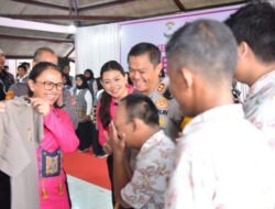 Momen Haru di SLB Gresik: Siswa Berkebutuhan Khusus Menangis Saat Diberi Baju Polisi oleh Ketua Pembina Yayasan Kemala Bhayangkari