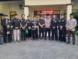 Berbagi Takjil Polsek Manyar Bersama Empat Perguruan Silat di Simpang Tiga Tol Manyar Gresik