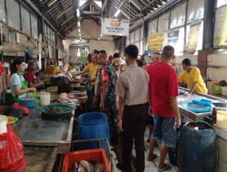 Sembari Berpatroli, Babinsa Sudiroprajan Berikan Motivasi dan Semangat Kerja Pedagang di Pasar Gede Solo