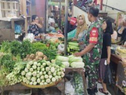 Babinsa Sudiroprajan Cek Harga Sembako dan Pastikan Ketersediaan Bahan Pokok Saat Ramadhan