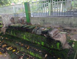 Memprihatinkan, Sengaja ada Yang Merusak Batu Nisan Mbah Tameng Yang Berada di Kompleks Situs Makam Sunan Giri Gresik.