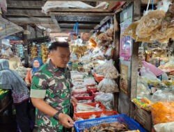 Pantau Harga Sembako Jelang Lebaran, Babinsa Danukusuman Datangi Pasar Harjodaksino