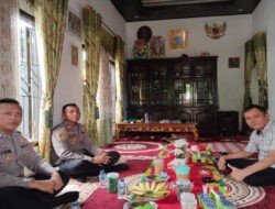 Jajaran Kepolisian Kota Agung Bersilaturahmi dengan Tokoh Adat DPC Apdesi Tanggamus di Momen Lebaran