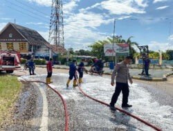 Petugas Pos Yan Ops Ketupat Sekadau Sigap Bersihkan Tumpahan Solar di Jalan Raya