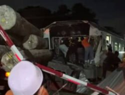 Kereta Api CL Jenggala Bertabrakan Dengan Truk Muat kayu di Gresik, Asisten Masinis Meninggal Dunia