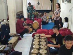 Manfaatkan Hari Libur Sambil Nguri-nguri Budaya Jawa, Serda Ichsan Dampingi Siswa SMPN 19 Latihan Gamelan