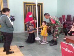 Cegah Stunting , Babinsa Keprabon Dampingi Kader Kesehatan Dalam Kegiatan Posyandu Balita