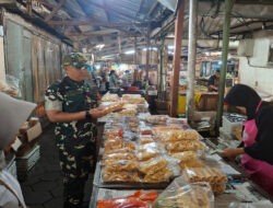 Ramah Santun dan Senyum Teritorial, Babinsa Danukusuman Berikan Motivasi dan Dukungan Pelaku UMKM di Pasar Harjodaksino