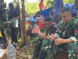 Istirahat Siang TMMD, Satgas dan Warga Makan Bersama di Kebun dengan Penuh Kesederhanaan