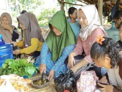 Hangatnya Kebersamaan: Ibu-Ibu Desa Pamulihan bakar Semangat Satgas TMMD ke-124