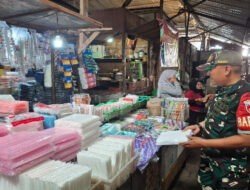 Senyum Babinsa Danukusuman di Tengah Aroma dan Rasa Makanan Ringan, Sentuhan Kecil Tumbuhkan Harapan UMKM di Pasar Harjodaksino