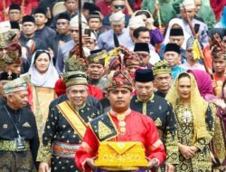 Kapolri Terima Anugerah Adat Ingatan Budi dari LAM Riau: Simbol Kehormatan, Amanah Moral, dan Komitmen Kebangsaan