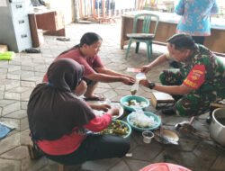 Peduli Stunting, Babinsa Gandekan Turut Berpartisipasi dalam Program Dapur Sehat di Wilayah Binaan
