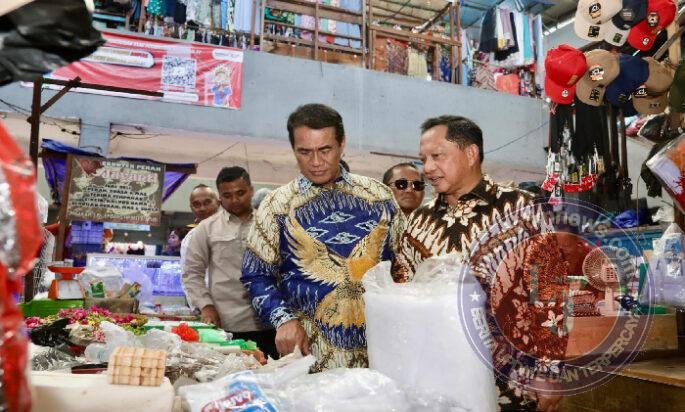 Tinjau Pasar Palimo Palembang, Mendagri dan Mentan Pastikan Distribusi Beras SPHP Lancar dan Terjangkau