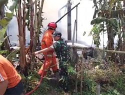 Babinsa dan Damkar Trenggalek Berjibaku Padamkan Api di Dapur Rumah Warga Kerjo