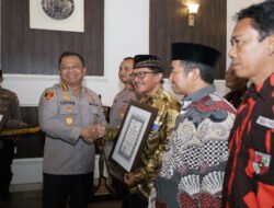 Kapolsek Wonokromo Mendapat Penghargaan dari Kapolrestabes