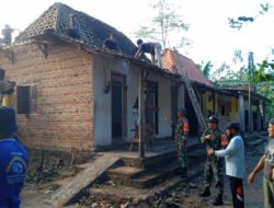 Anggota Kodim Ponorogo Bantu Kerja Bakti Bedah Rumah Milik Keluarga Prasejahtera